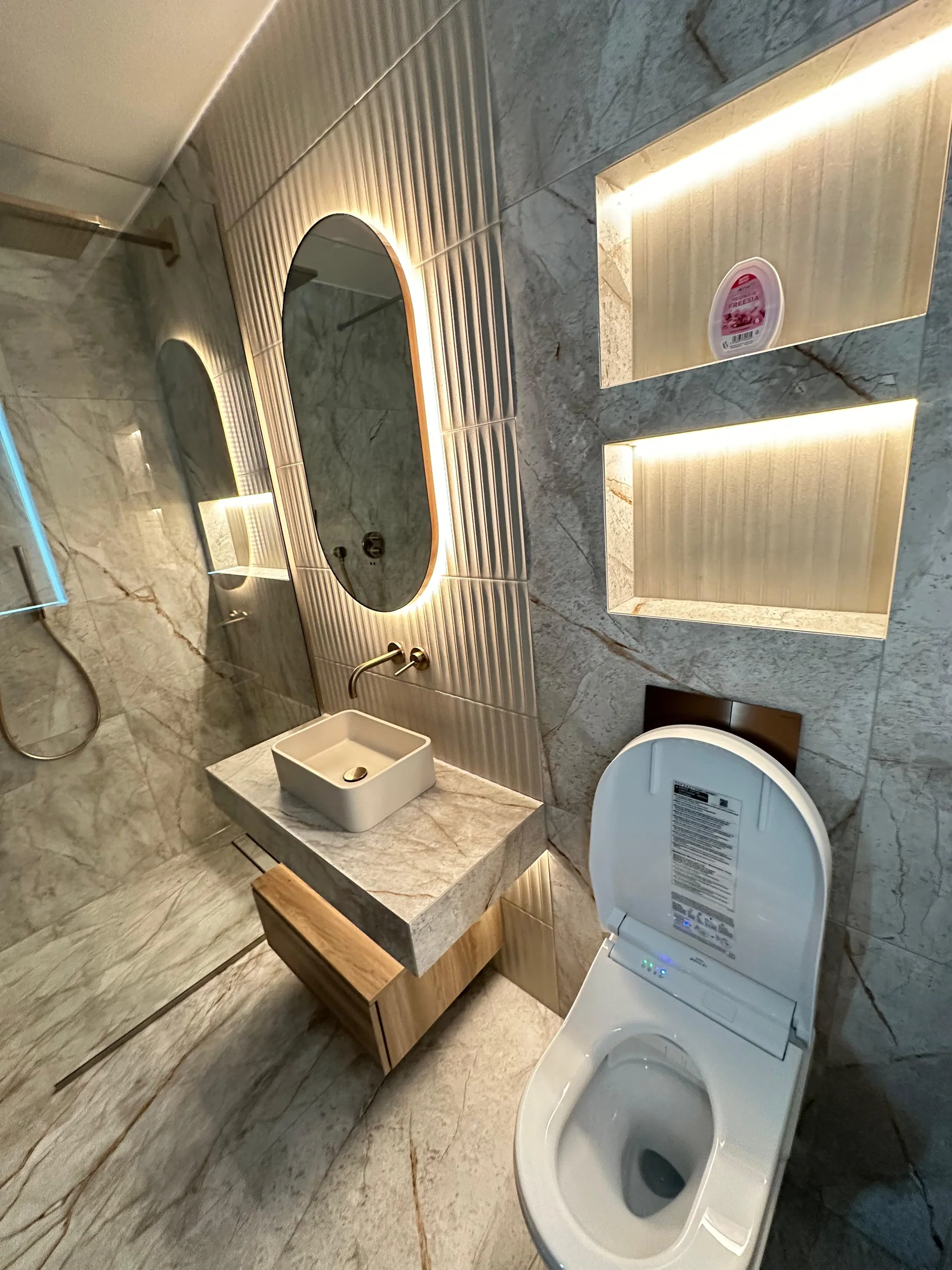 Contemporary finished bathroom with wall-hung WC