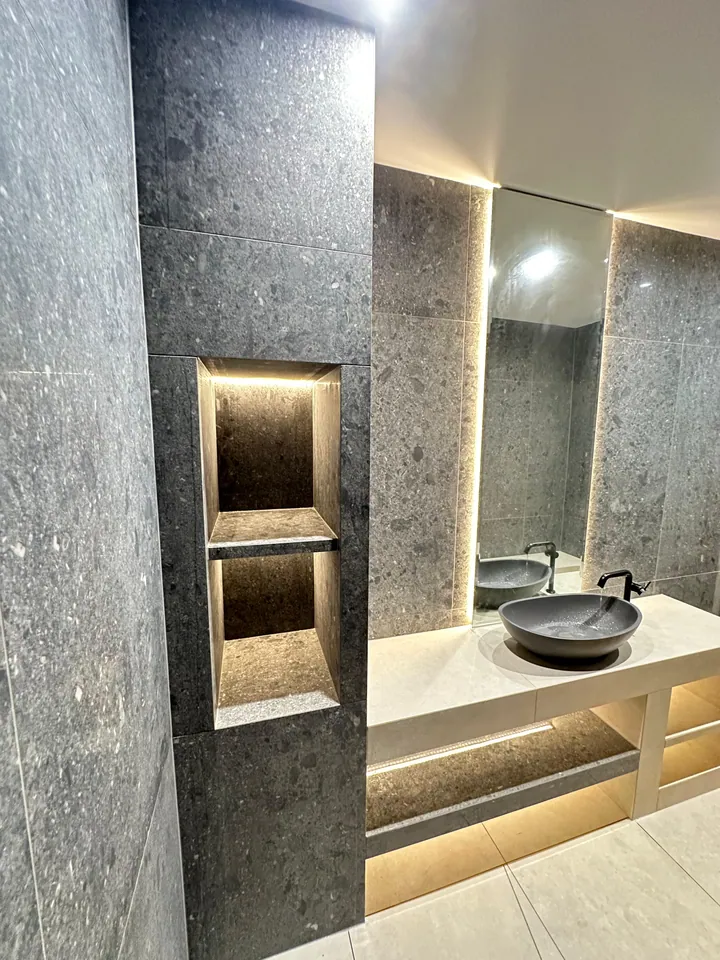 Illuminated niches and clean tiled junctions