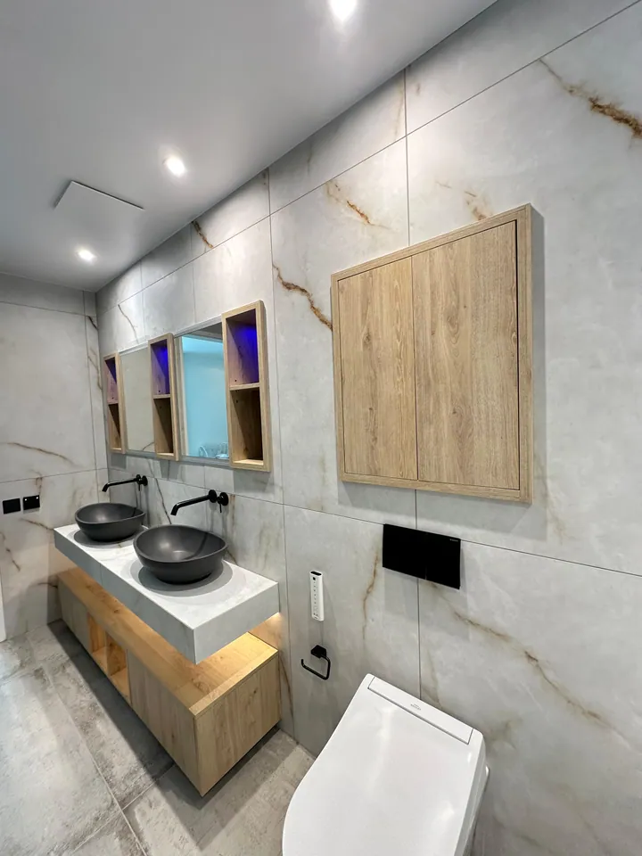 Wall-hung sanitaryware and floating basin