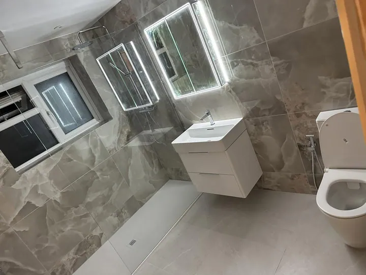 Stone-look surfaces and bathroom furniture
